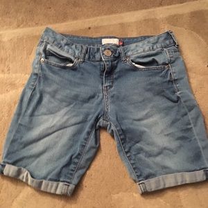 Kohl white washed jean Bermuda short